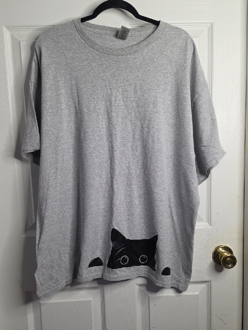 Gildan Gray T-Shirt with Black Peek Cat Graphic